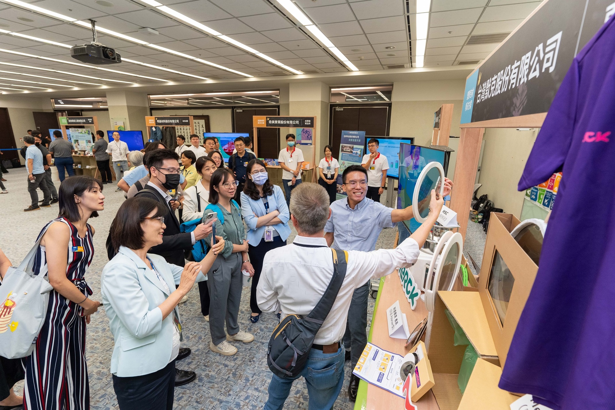 LEYU�پW(w��ng)�B�֮a(ch��n)�I(y��)���߄��׌����B(t��i)Ȧ(li��n)չ��չʾ��Ό��U����ѭ�h(hu��n)����������(chu��ng)�½�Q�������������ϰ��������cѭ�h(hu��n)ʹ�������������аl(f��)����(y��ng)�����U���ϻ����������g(sh��)���p�������᰸��