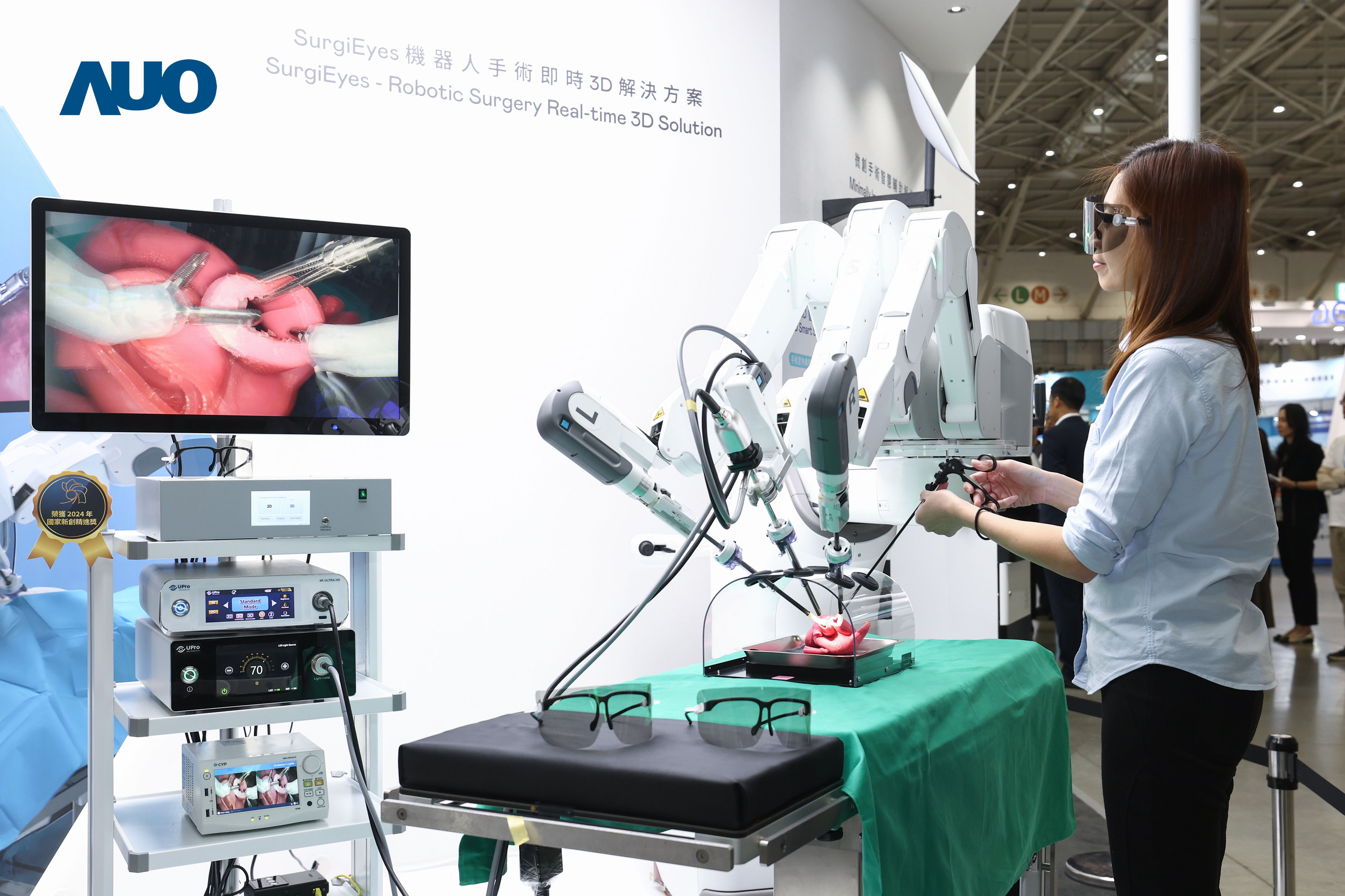 �_�����I(l��ng)�ȵ�3D�@ʾ���g(sh��)�Ƴ���SurgiEyes�C�������g(sh��)���r3D��Q���������������M3D�D��̎���c����3D��ֱ��ҕ�ǡ��Vɫ����@ʾ���g(sh��)�����g(sh��)�F꠿Ɍ��rͬ�������t(y��)��ҕ�ǿ�������3DӰ��������ͨЧ���c��ȫ����